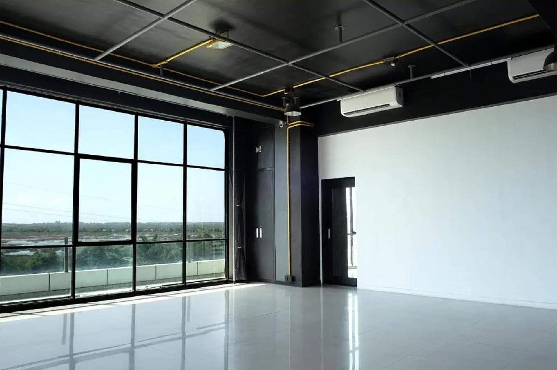 Glasshouse Industrial Loft Natural Daylight and Production Studio – Shoot Studio in Mumbai, photo 1