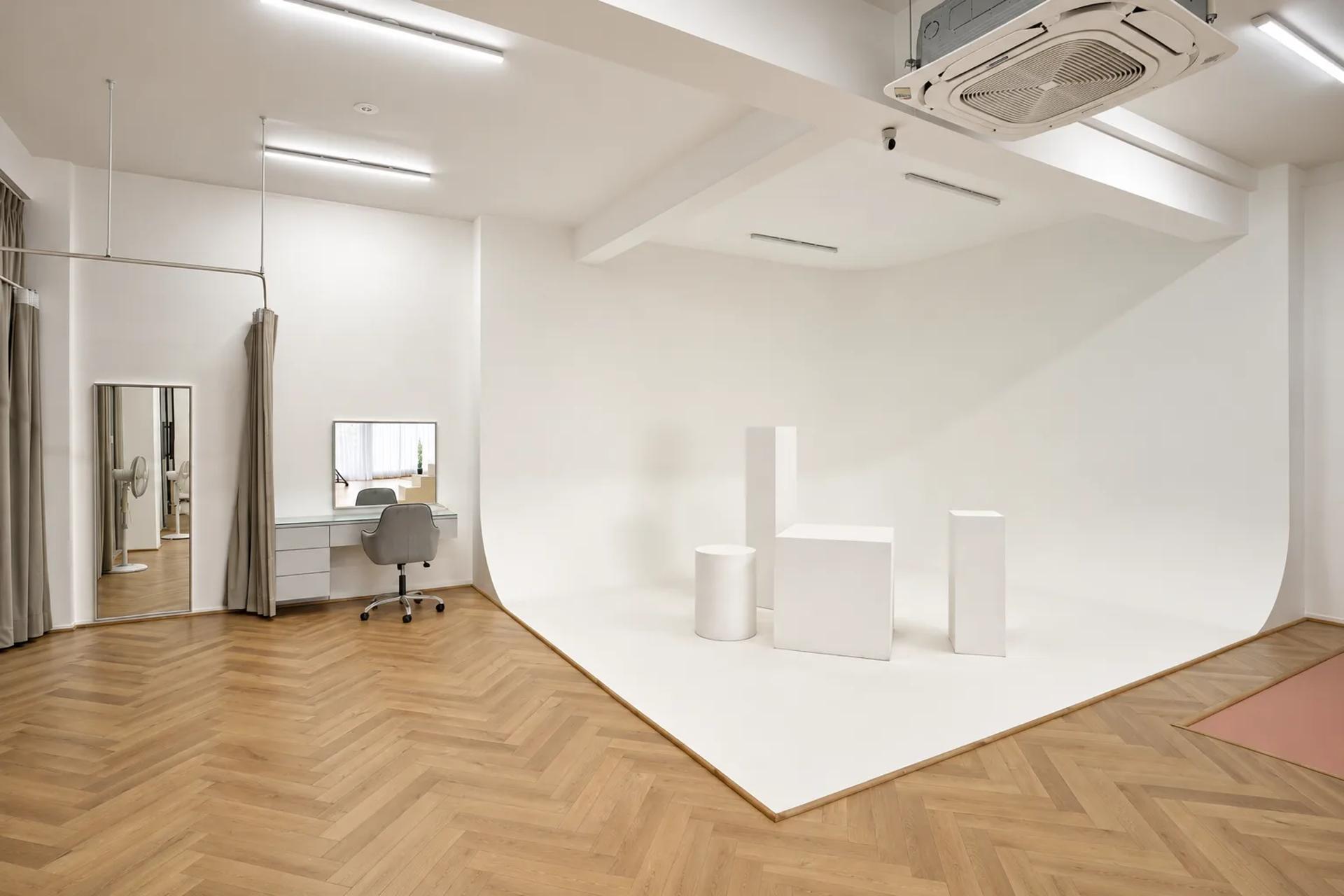 Creative Photography Studio with 6 Styled Sets & Cyclorama in Meerut – Shoot Studio in Meerut, photo 5