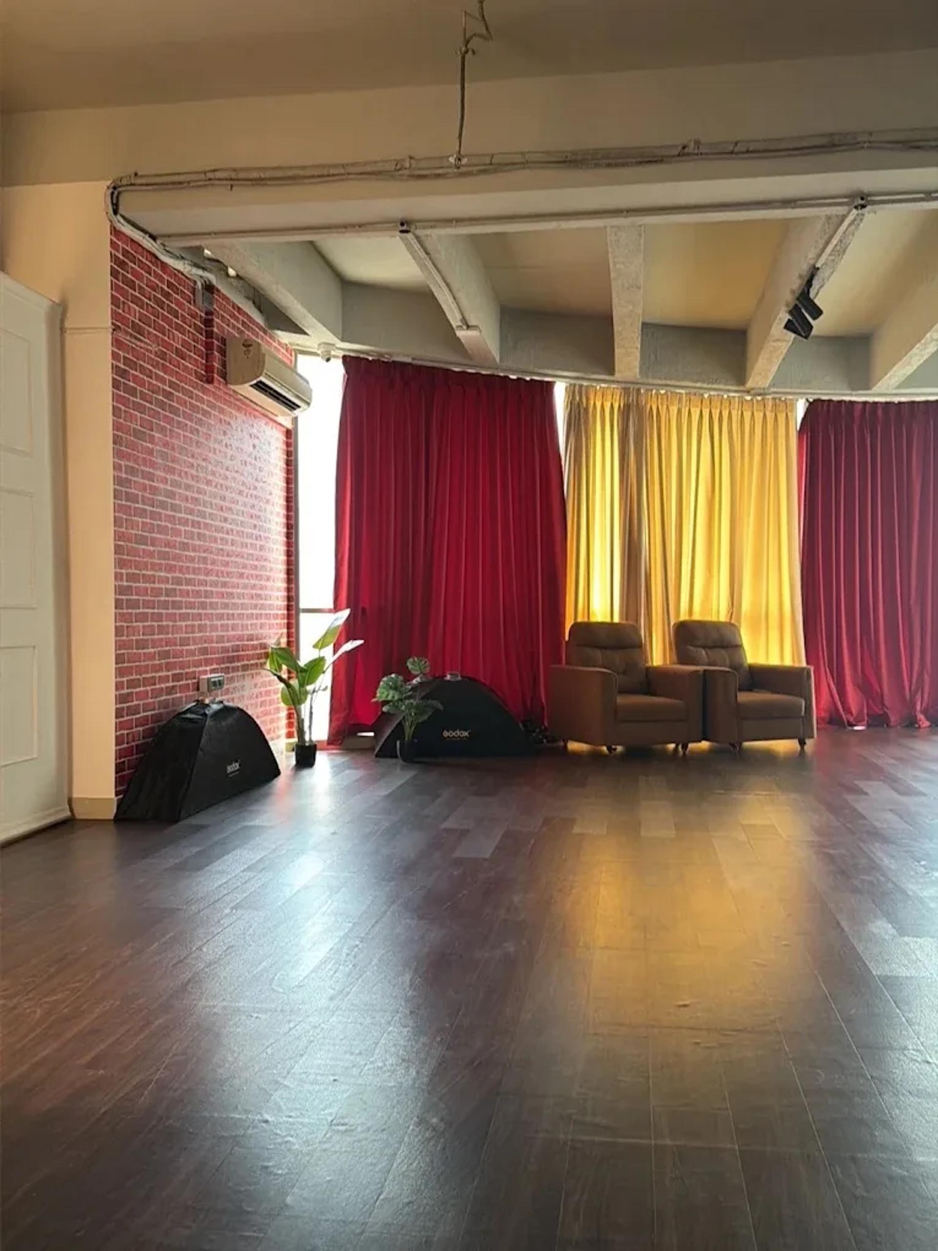 Podcast & Interview Studio with 8 Ready-to-Shoot Sets in Navi Mumbai – Podcast Studio in Mumbai, photo 9