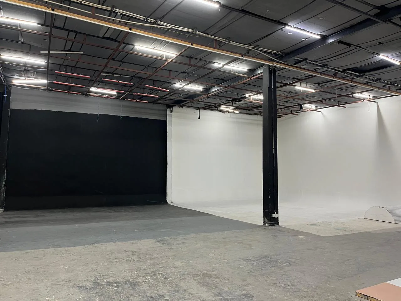 Large Raw Production Studio with Green Screen & Cyclorama in Ghitorni – Shoot Studio in Delhi, photo 1