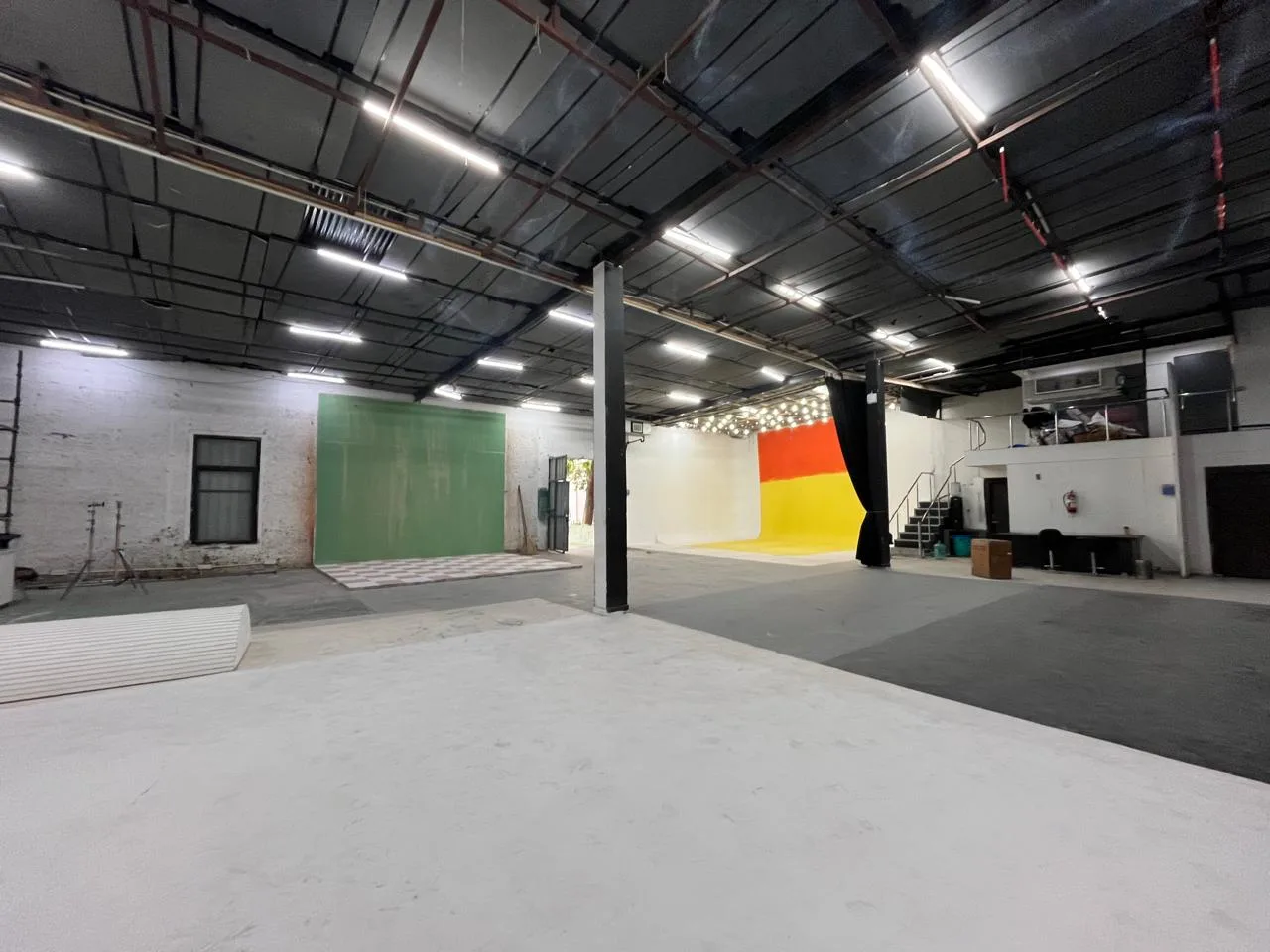 Large Raw Production Studio with Green Screen & Cyclorama in Ghitorni – Shoot Studio in Delhi, photo 2