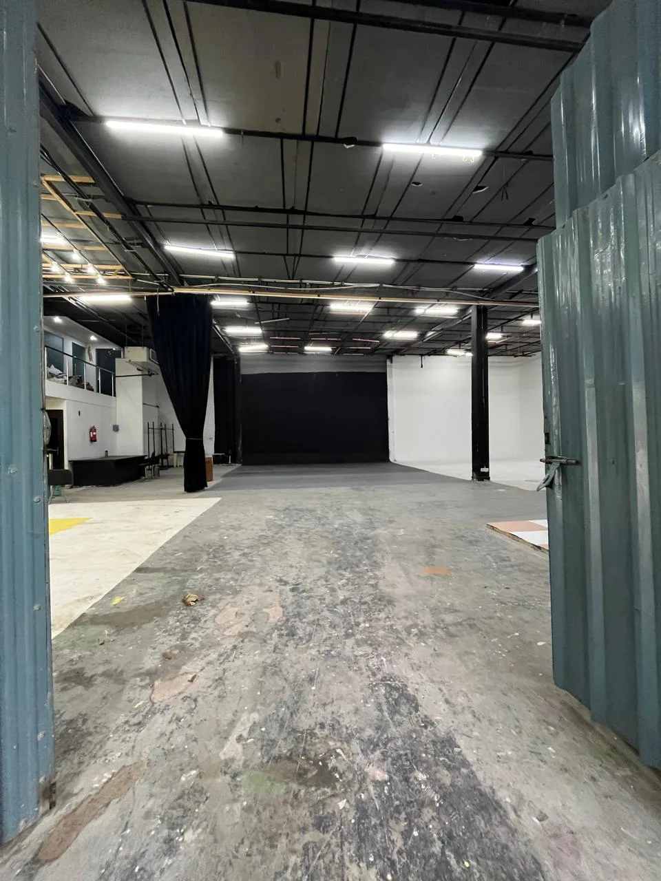 Large Raw Production Studio with Green Screen & Cyclorama in Ghitorni – Shoot Studio in Delhi, photo 4