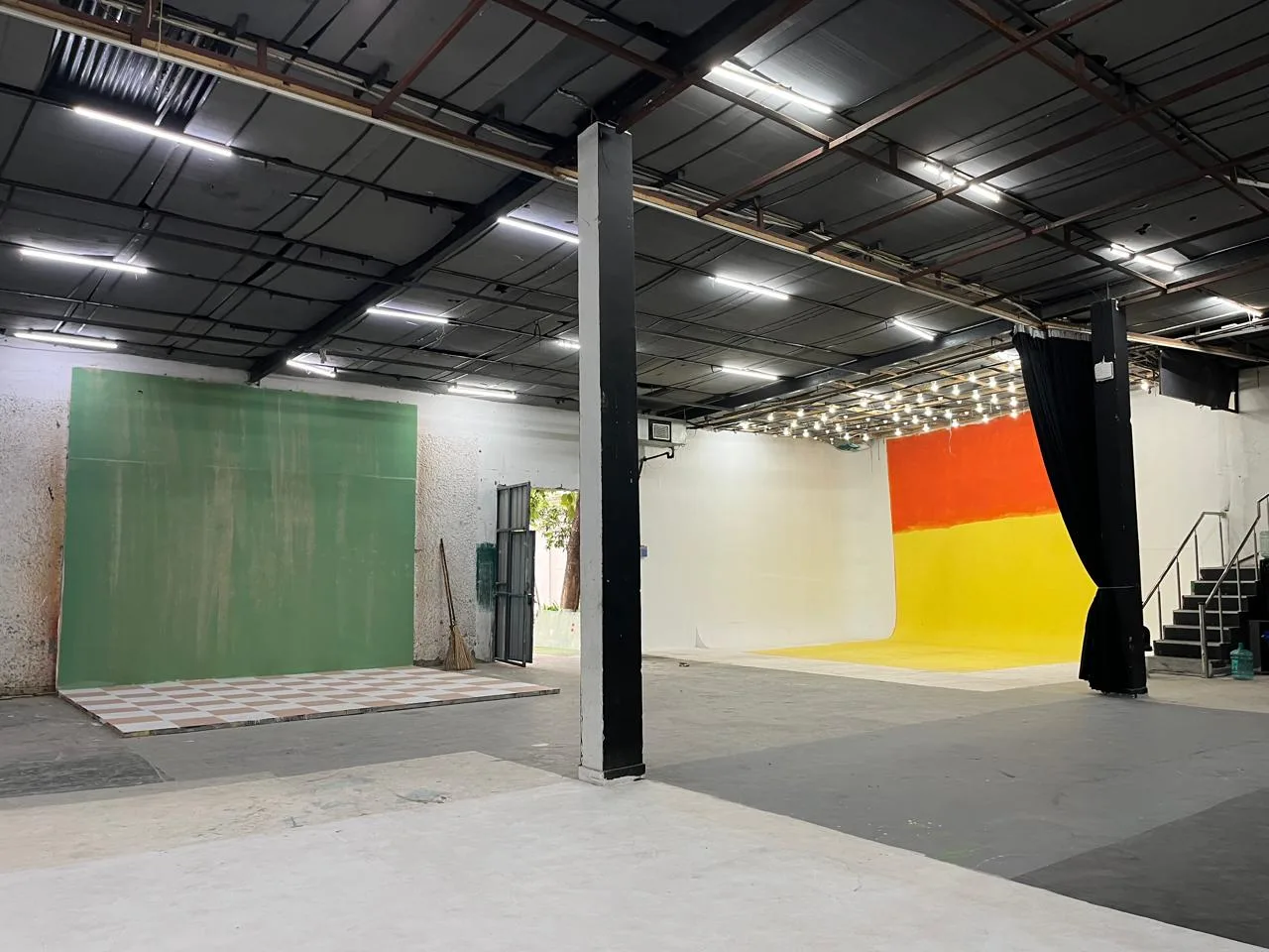 Large Raw Production Studio with Green Screen & Cyclorama in Ghitorni – Shoot Studio in Delhi, photo 6