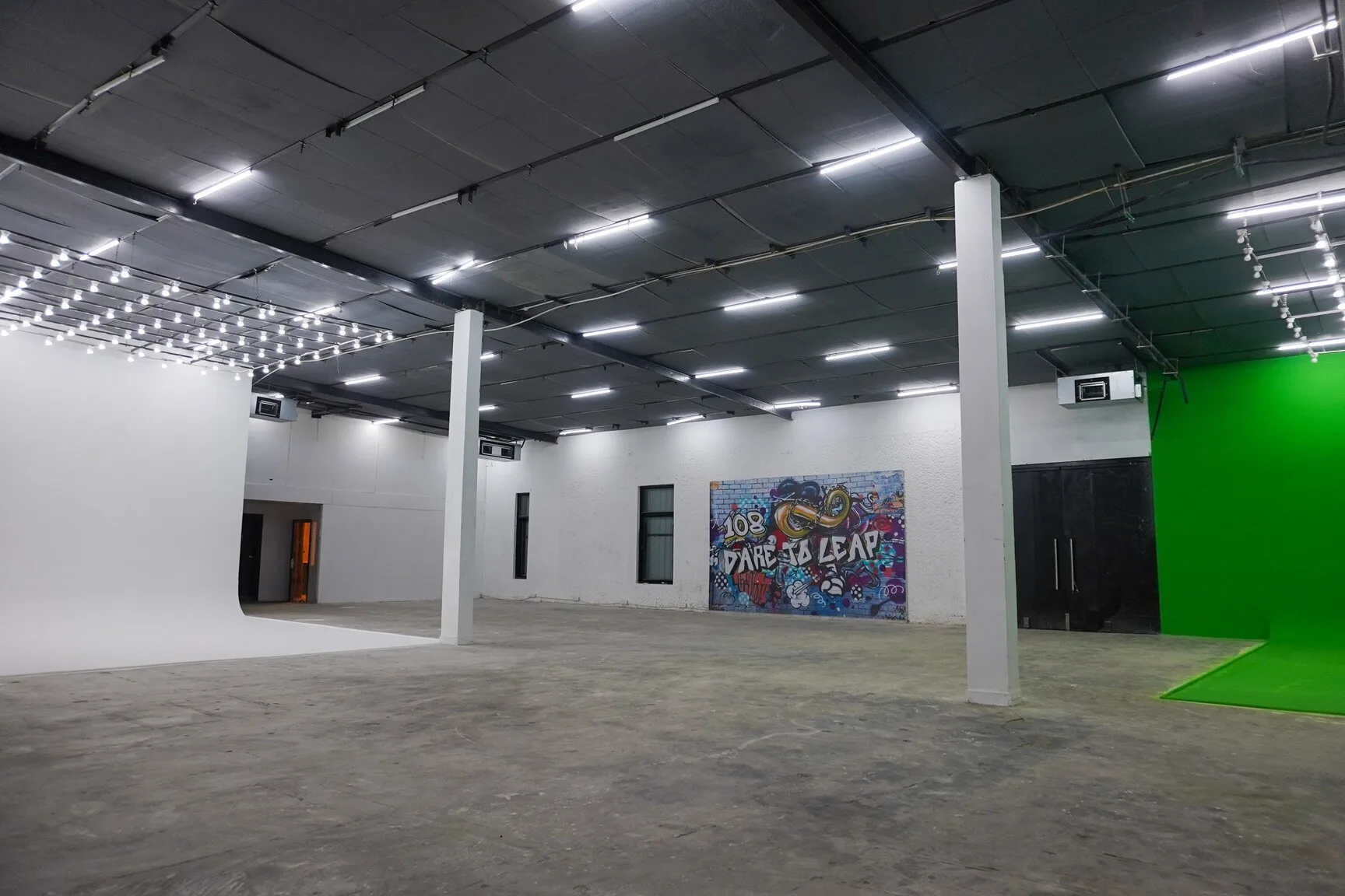 Large Raw Production Studio with Green Screen & Cyclorama in Ghitorni – Shoot Studio in Delhi, photo 5