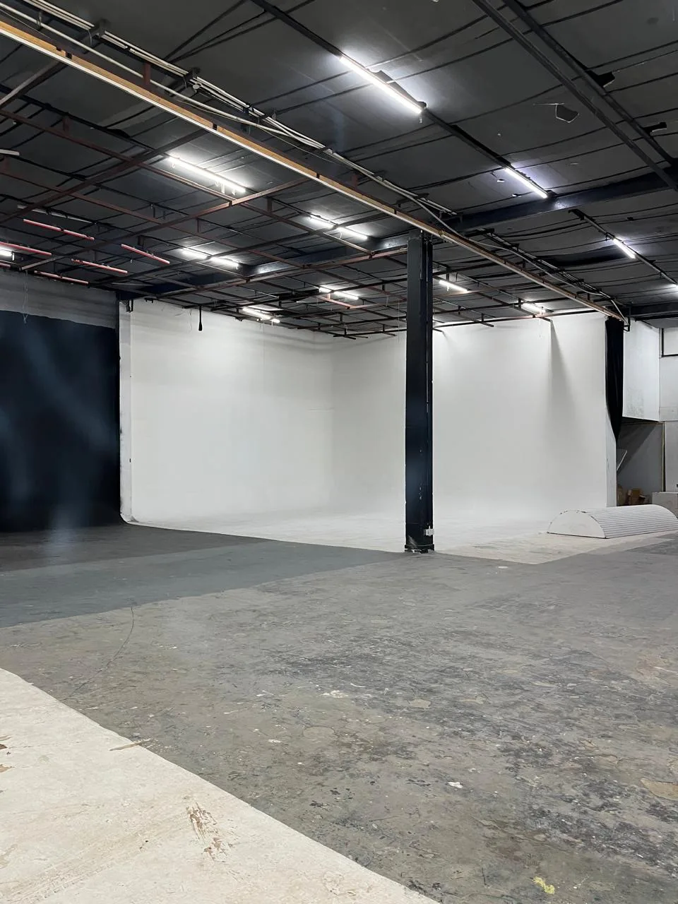 Large Raw Production Studio with Green Screen & Cyclorama in Ghitorni – Shoot Studio in Delhi, photo 7