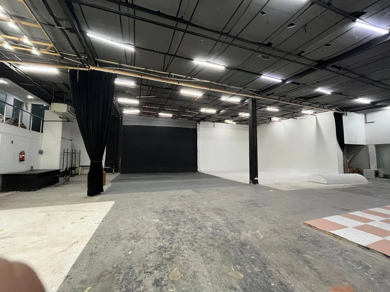 Large Raw Production Studio with Green Screen & Cyclorama in Ghitorni – Shoot Studio in Delhi, photo 9