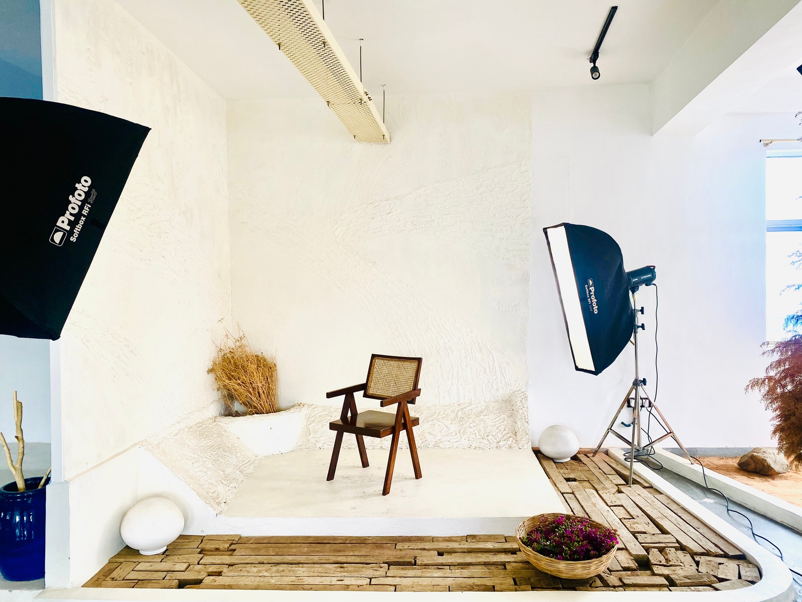 Multi-Set Daylight Studio with Infinity Wall, Pool & Podcast Space – Shoot Studio in Noida, photo 9