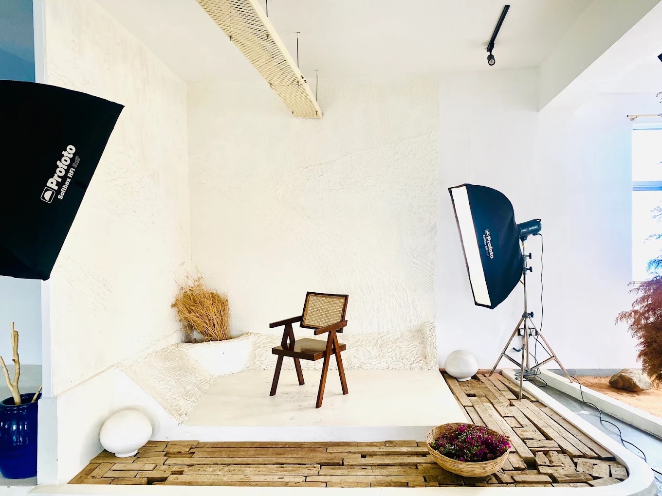Multi-Set Daylight Studio with Infinity Wall, Pool & Podcast Space – Shoot Studio in Noida, photo 3
