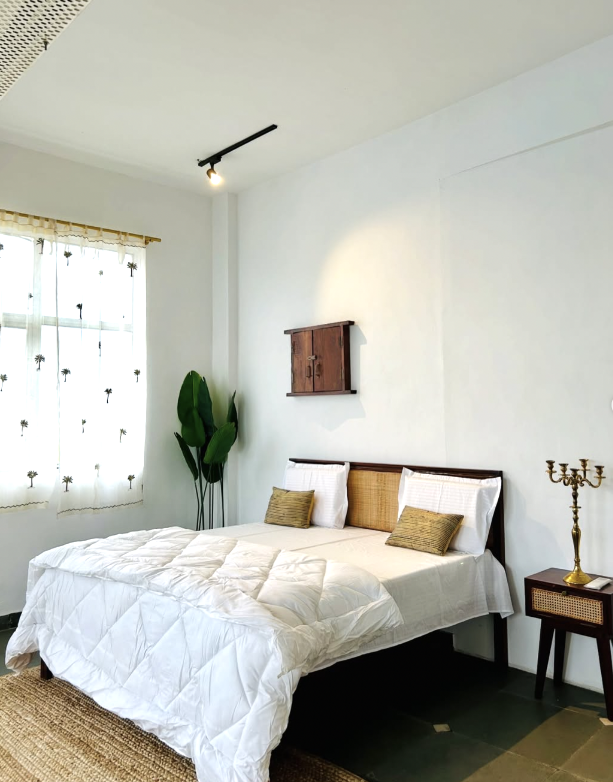 Multi-Set Daylight Studio with Infinity Wall, Pool & Podcast Space – Shoot Studio