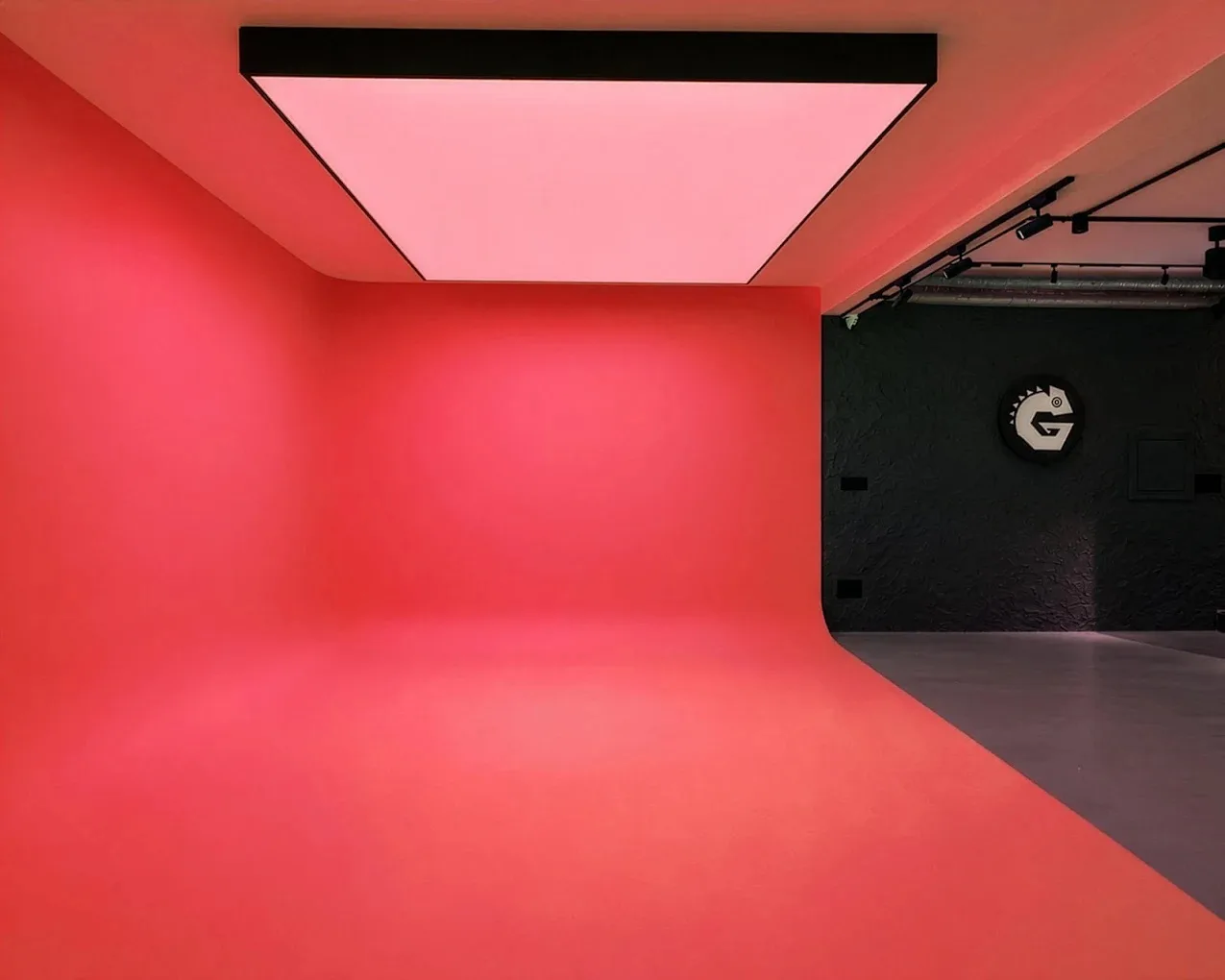 Multi-Set Photography Studio with RGB Cyclorama & Lifestyle Sets in Noida – Shoot Studio in Noida, photo 9